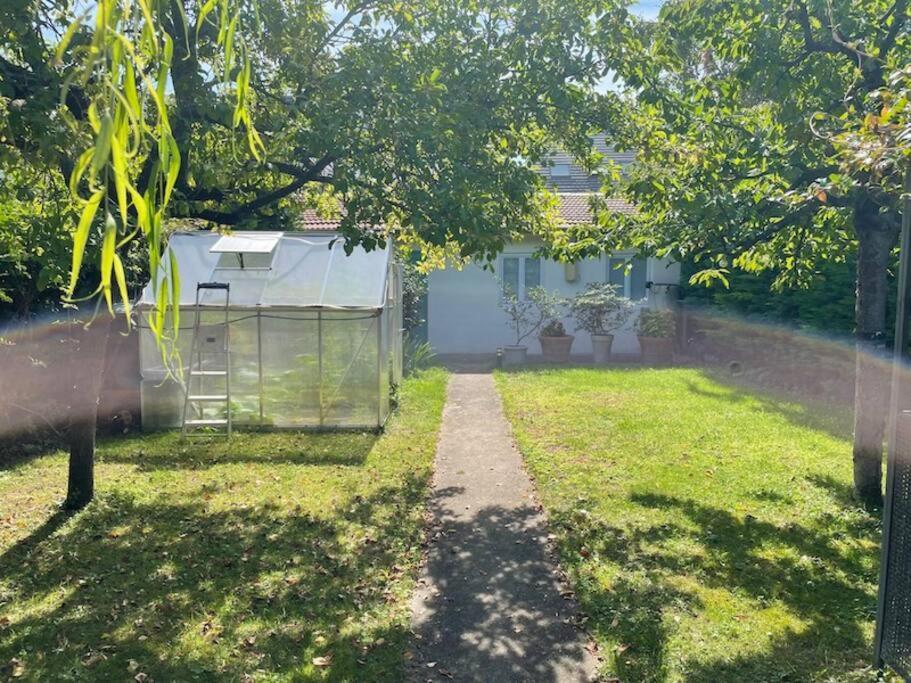 Maisonnette Dans Jardin Partage Colombes  Exterior photo