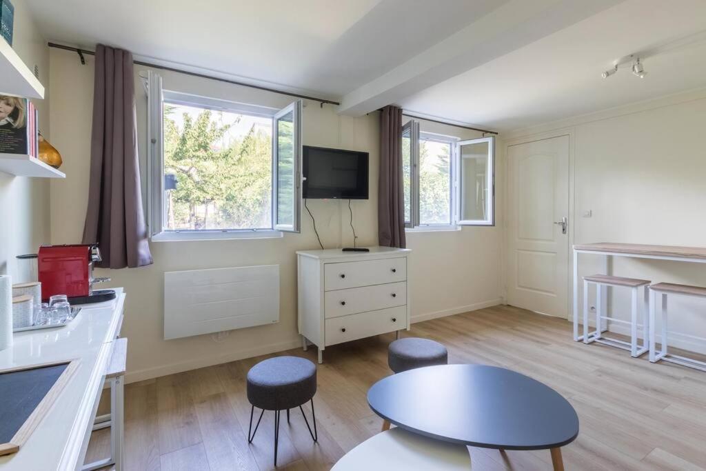 Maisonnette Dans Jardin Partage Colombes  Exterior photo
